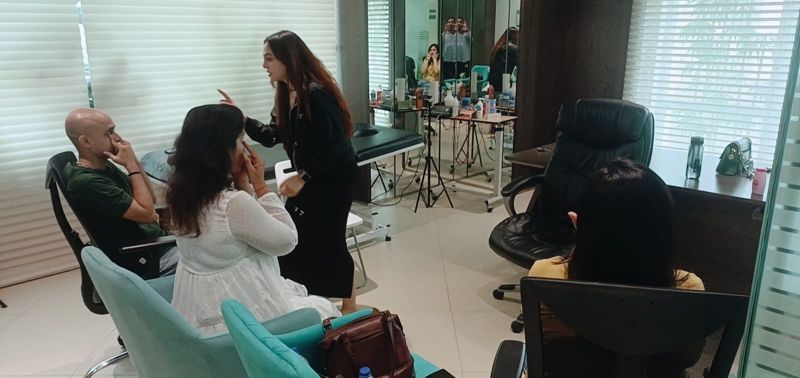 Vibha Jain guiding participants through a focused attention exercise during a hypnotherapy session